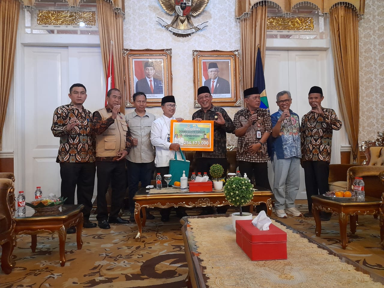 Walikota Cilegon Helldy Agustian Datangi Langsung Korban Gempa Cianjur Berikan Donasi Senilai Rp. 254 Juta