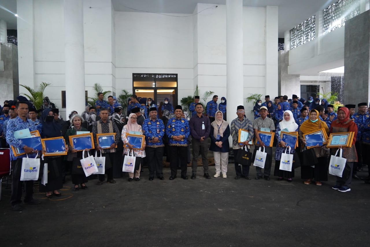 Di Hari Kesadaran Nasional, Pemkot Cilegon Berikan Penghargaan Kepada 15 Pensiunan PNS