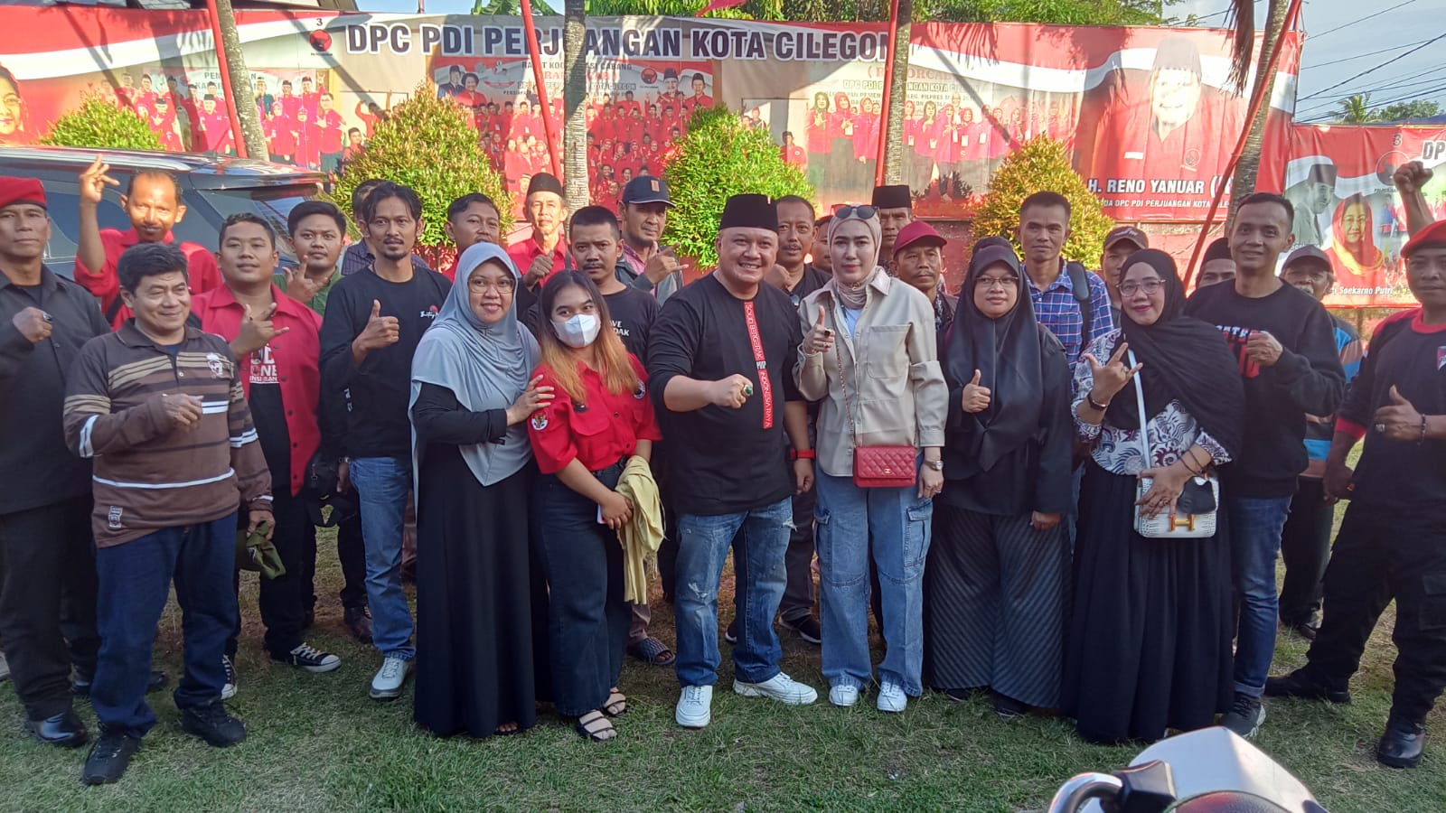 Ketua DPC PDIP Cilegon Dan Rombongan Berangkat HUT Ke-50 Tahun PDIP Di Kemayora