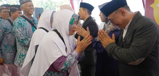 Lepas Jamaah Calon Haji Kloter 24, Wali Kota Helldy Berpesan Jaga Kesehatan dan Keikhlasan