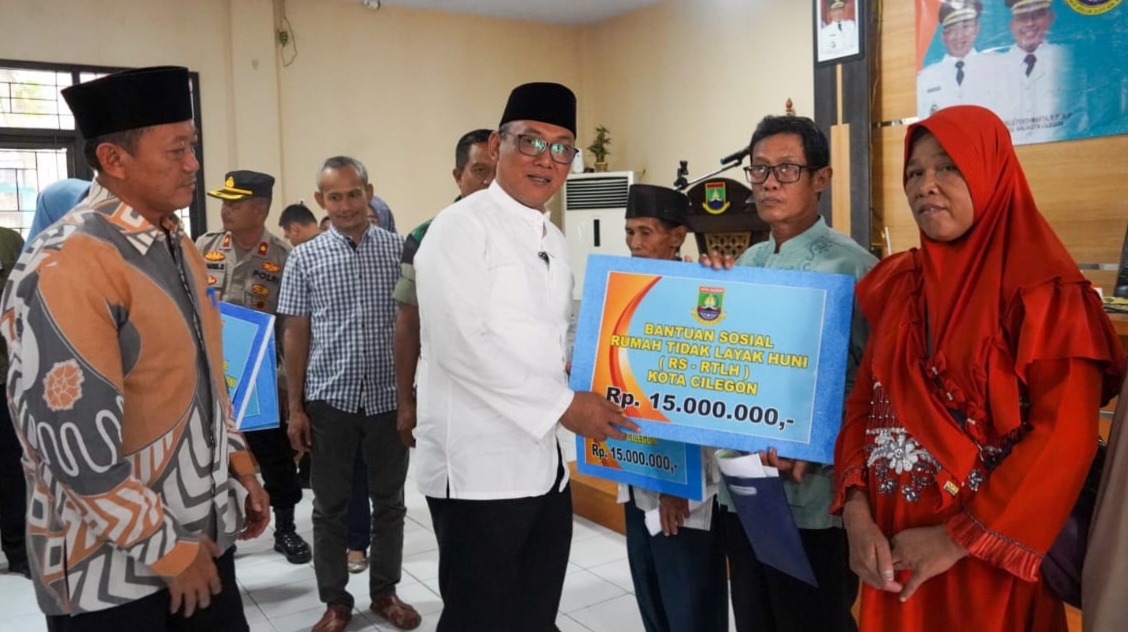 Dinsos Cilegon Salurkan Program Bantuan Sosial JSCB Dan RTLH