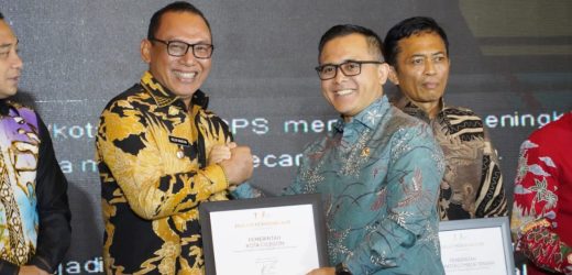Berjasa Pada Bidang Pendidikan, Wali Kota Helldy Raih Penghargaan Apresiasi Tokoh Indonesia