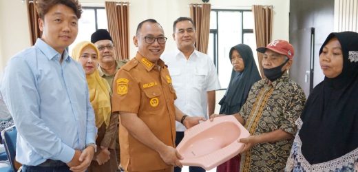 20 Warga Bulakan Terima Bantuan Jamban, Walikota Helldy Ucapkan Terima Kasih Atas Kepedulian Kepada Masyarakat Cilegon