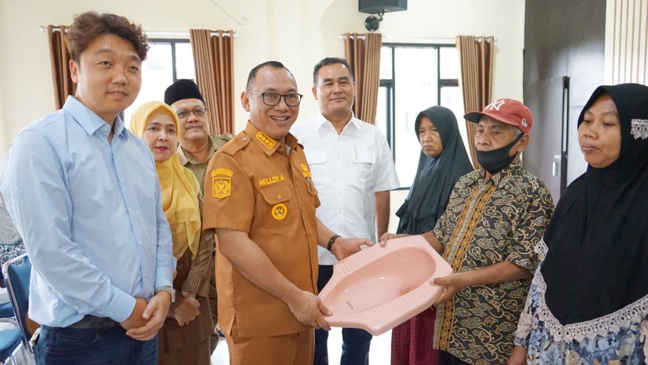 20 Warga Bulakan Terima Bantuan Jamban, Walikota Helldy Ucapkan Terima Kasih Atas Kepedulian Kepada Masyarakat Cilegon