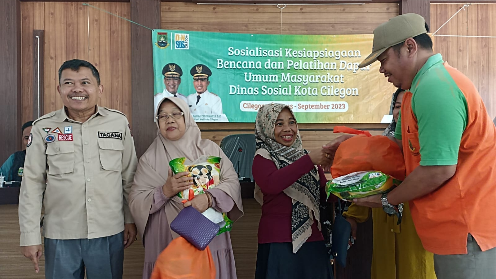 Terdampak Kekeringan, Dinsos Cilegon Salurkan Paket Sembako Ke Warga Cipala