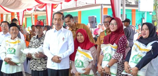 Kunjungi Kota Cilegon, Presiden Jokowi Bagikan Bantuan Sembako Kepada Masyarakat