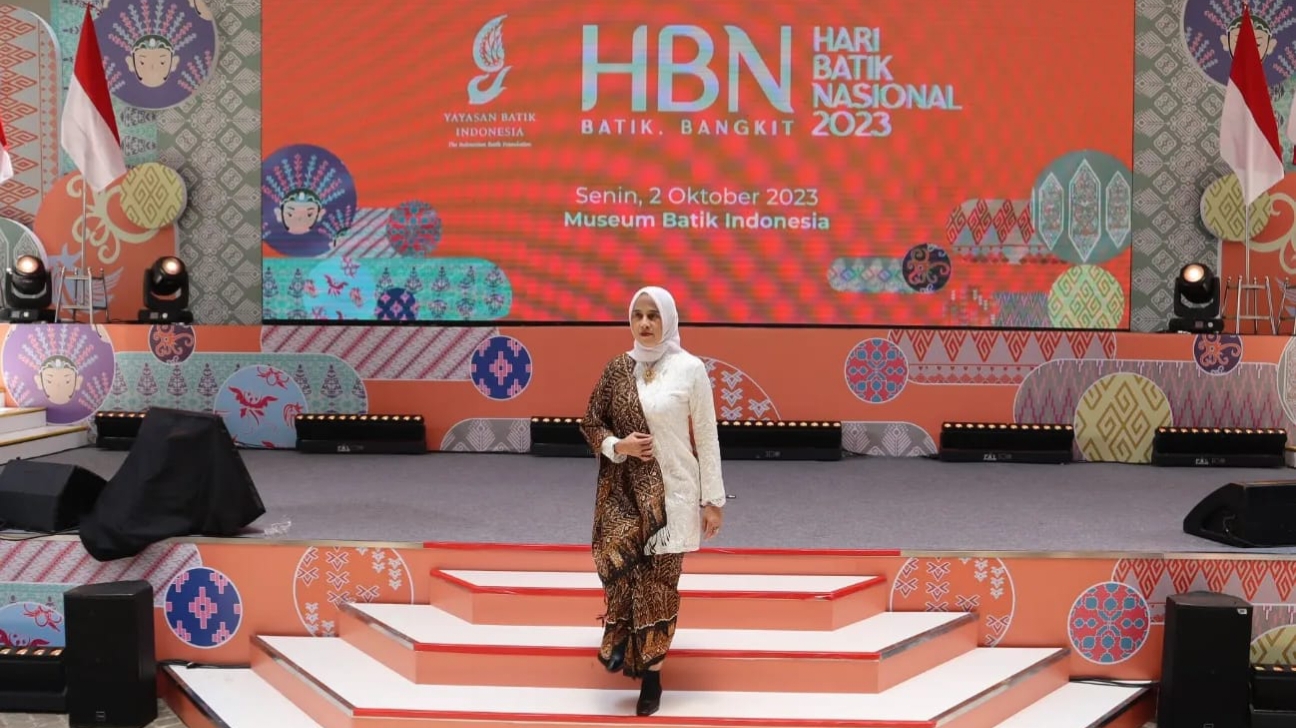 Peringati Hari Batik Nasional, Dekranasda Cilegon Pamerkan Lima Motif Batik di TMII