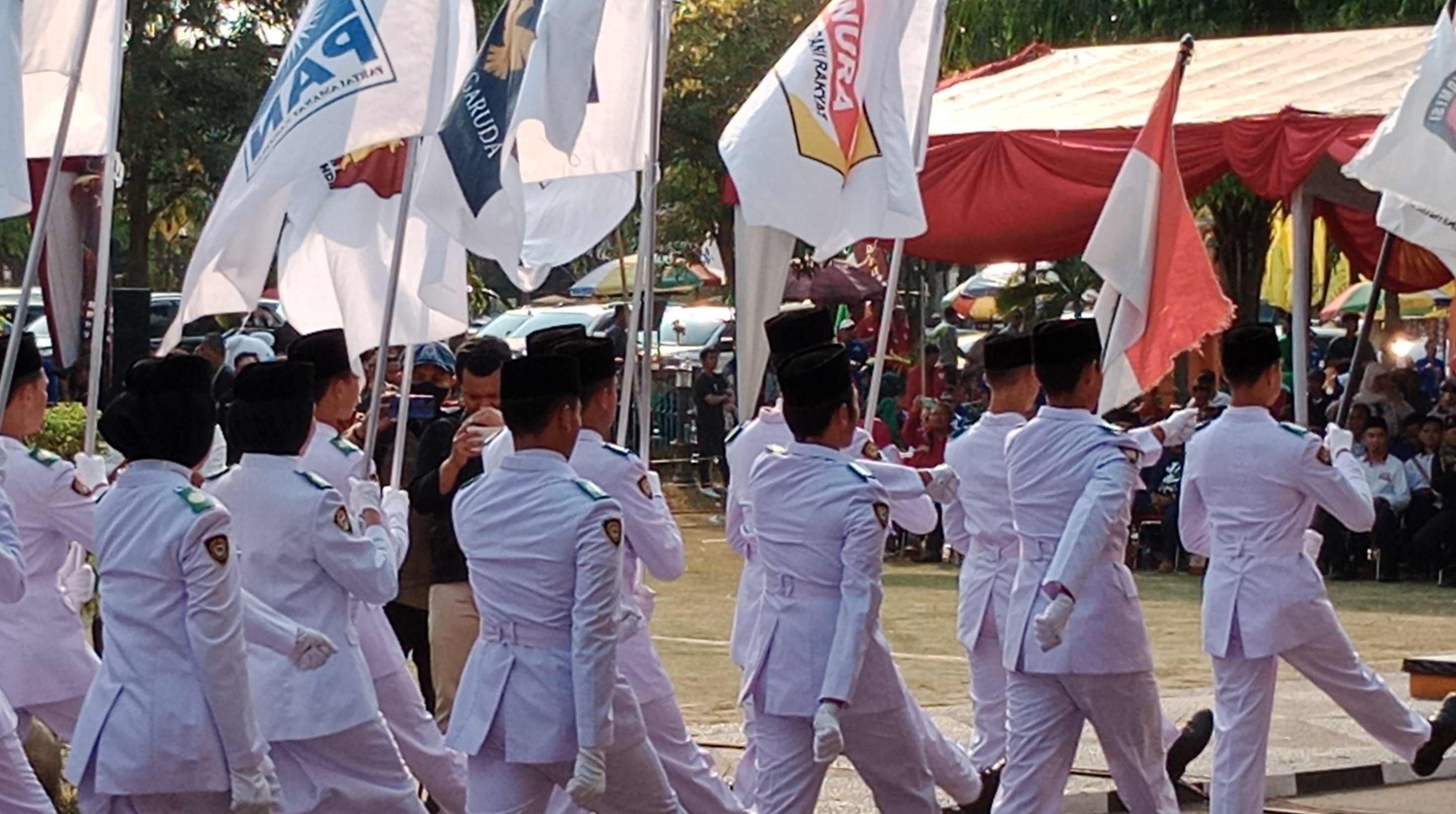 Kirab Pemilu Di Cilegon, Terlihat Bendera Merah Putih Kusam Dan Robek