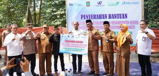 Serahkan Bantuan PT Pelindo Banten, Walikota Helldy Apresiasi Lurah Kepuh