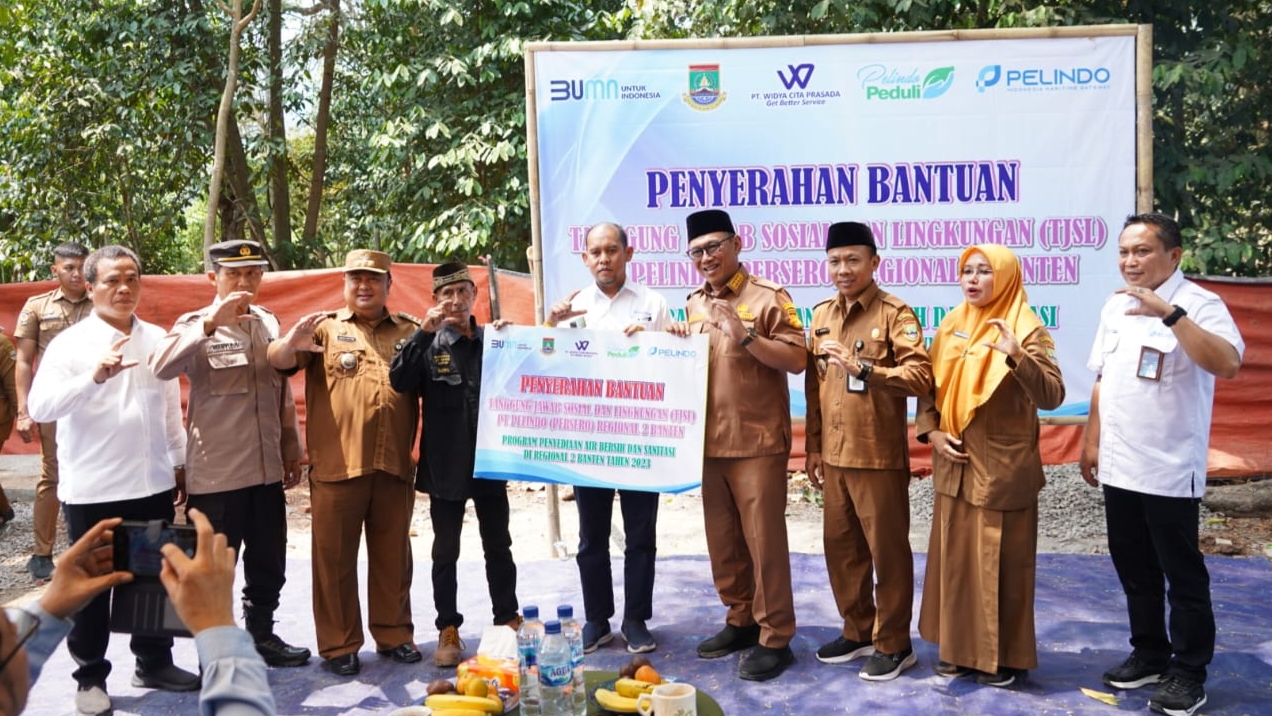 Serahkan Bantuan PT Pelindo Banten, Walikota Helldy Apresiasi Lurah Kepuh