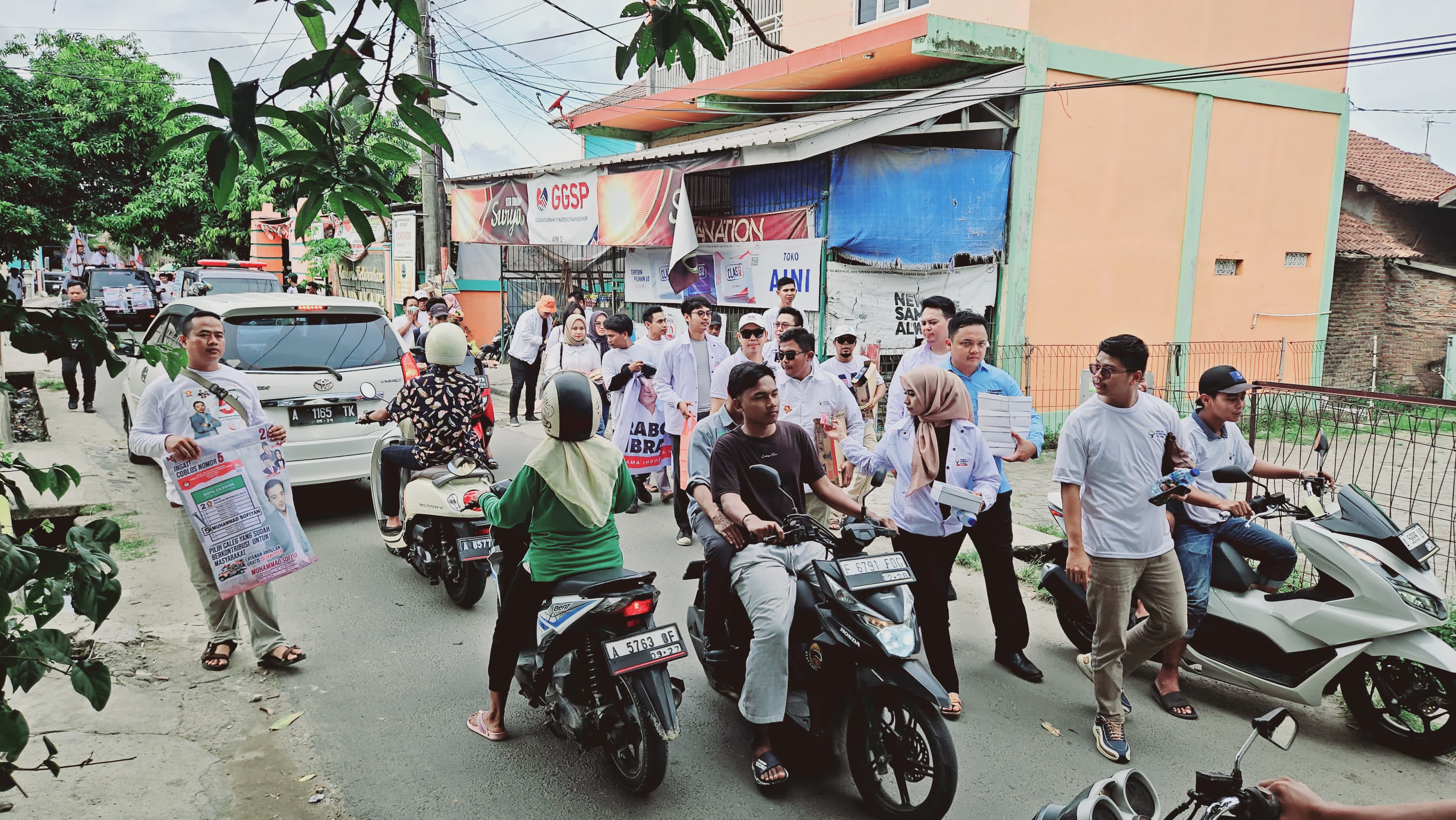 Relawan BPP Cilegon Bagikan Paket Makan dan Susu Program Prabowo Gibran