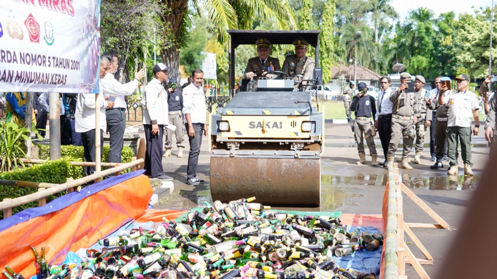 Jelang Ramadan, Pemkot Cilegon Musnahkan 1.347 Botol Miras