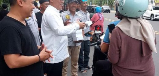 IOF Cilegon Berbagi Di Bulan Ramadhan, Walikota Cilegon Helldy Agustian, Ikut Membagikan Takjil Di Jalan