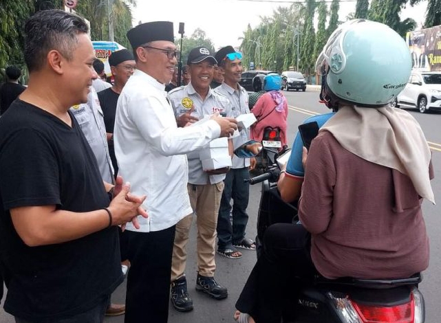 IOF Cilegon Berbagi Di Bulan Ramadhan, Walikota Cilegon Helldy Agustian, Ikut Membagikan Takjil Di Jalan