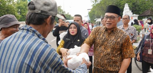 Pemkot Cilegon Bagikan 3.600 Takjil dan Menu Berbuka Puasa Untuk Pengguna Jalan