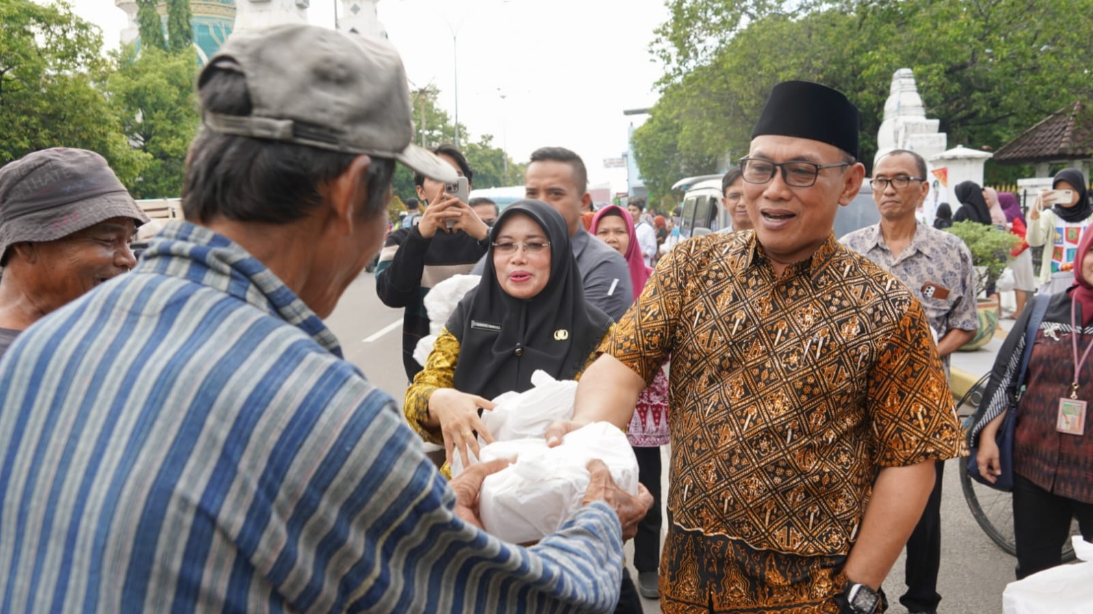 Pemkot Cilegon Bagikan 3.600 Takjil dan Menu Berbuka Puasa Untuk Pengguna Jalan