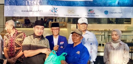 Terdampak Cuaca Extrim, HNSI Cilegon Bagikan Paket Sembako Untuk Nelayan