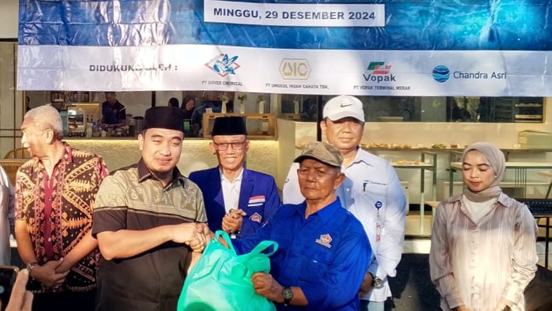 Terdampak Cuaca Extrim, HNSI Cilegon Bagikan Paket Sembako Untuk Nelayan