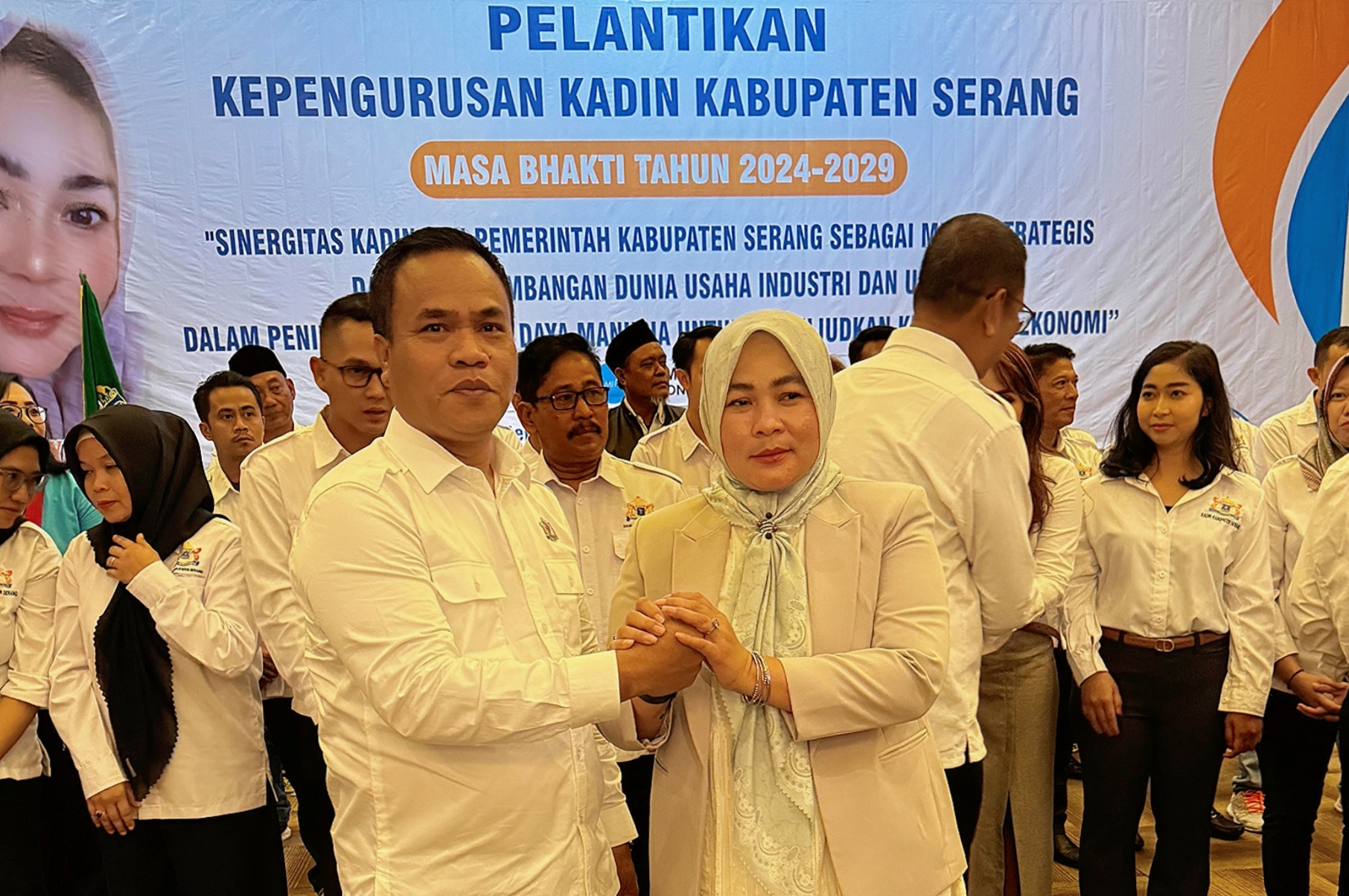 Hadiri Pelantikan, Abah Salim Ucapkan Selamat Kepada Wiwi Yanti Sebagai Ketua Kadin Kabupaten Serang