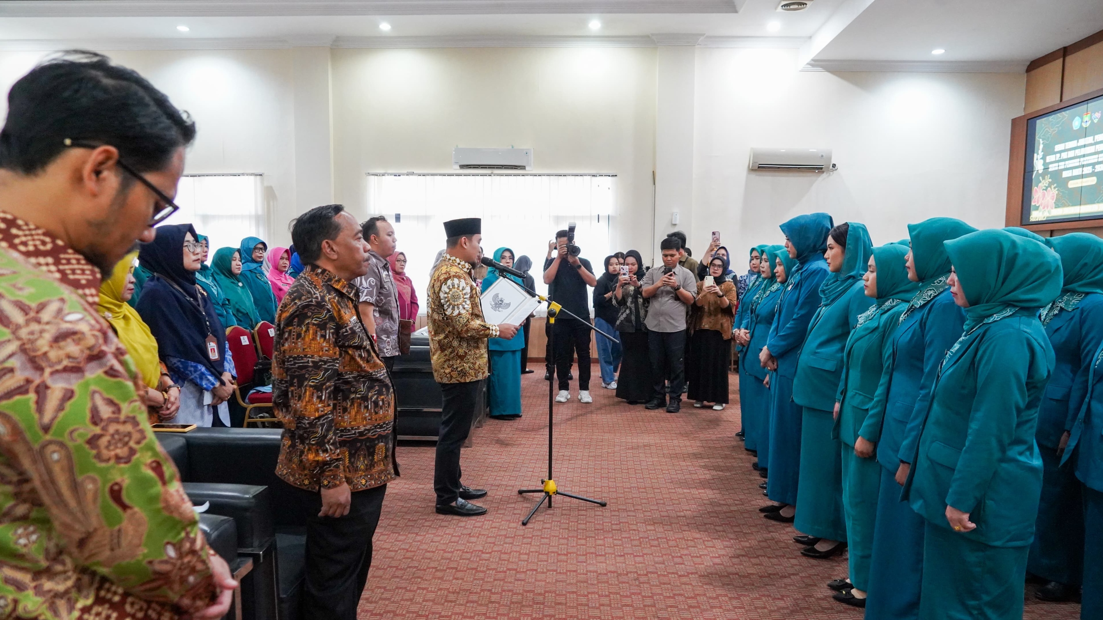 Dikukuhkan Jadi Ketua TP PKK Cilegon, Istri Walikota Robinsar : Pentingnya Inovasi dan Adaptasi