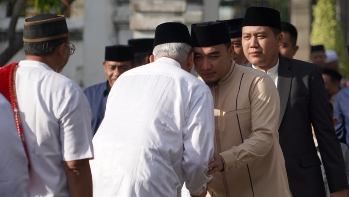 Walikota Robinsar Shalat Idul Fitri di Masjid Agung Bersama Ribuan Jamaan