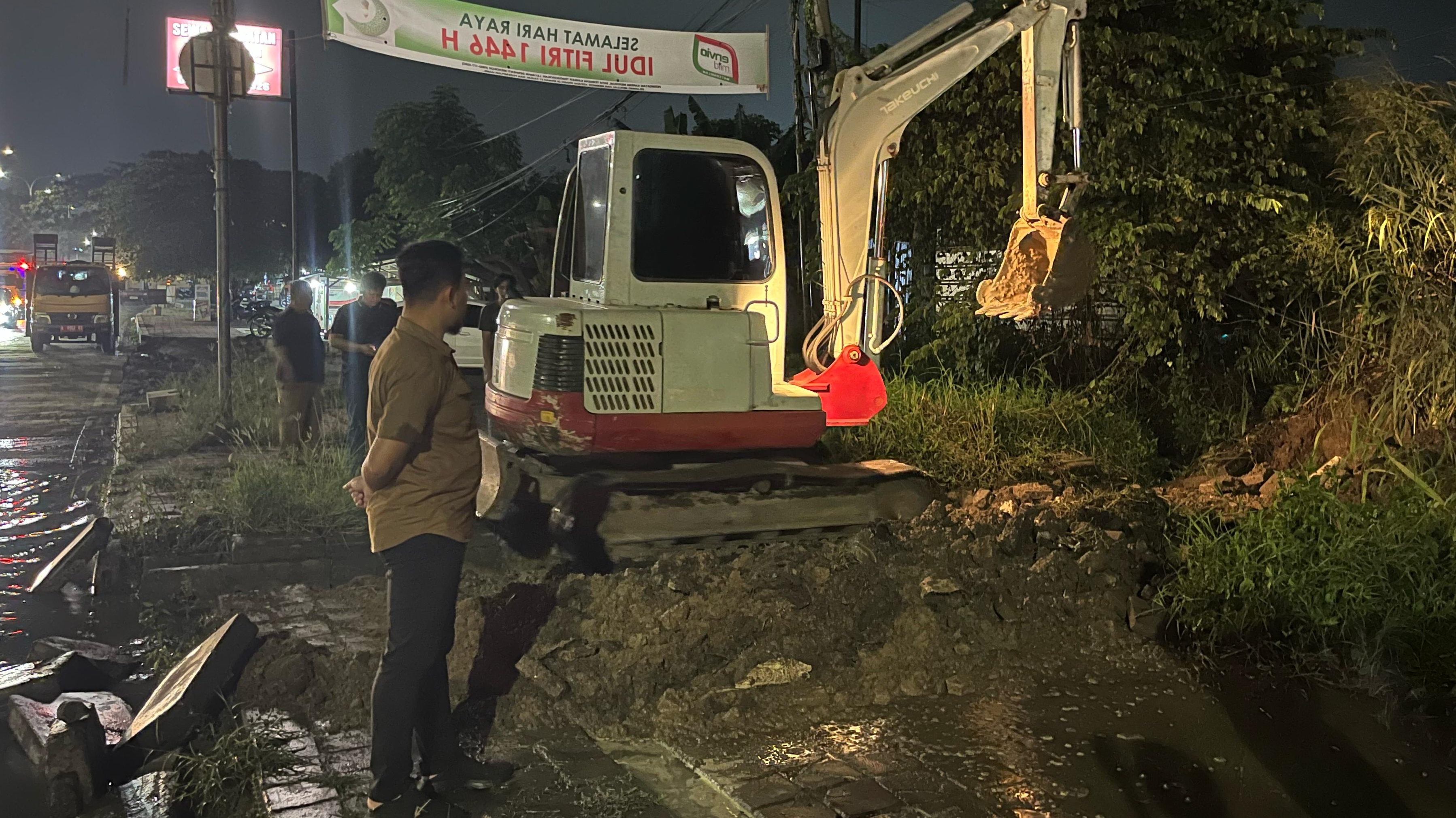 Usai Tinjau Titik Banjir di JLS, Walikota Robinsar Langsung Membuat Gorong-Gorong