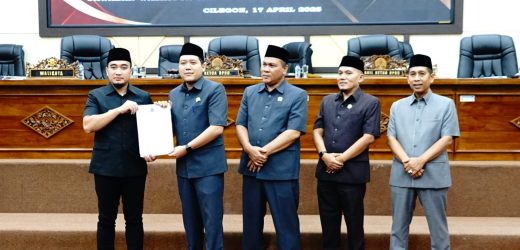 Hadiri Rapat Paripurna DPRD Cilegon, Walikota Robinsar Sampaikan Raperda Usulan mengenai BPRS CM dan LKPJ 2024