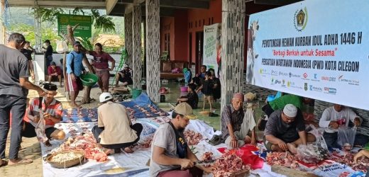 PWI Cilegon dan Majelis Miftahush Shudur Salurkan Daging Kurban kepada Warga dan Santri