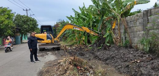 LKS BMPP Mandiri Sigap Bantu Warga Atasi Banjir di Lingkungan Wates 2, Kelurahan Gedong Dalem