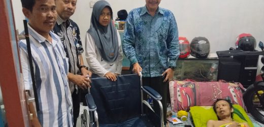 BAZNAS Cilegon Berikan Kursi Roda untuk Warga Cikerut yang Tak Bisa Berjalan 6 Bulan