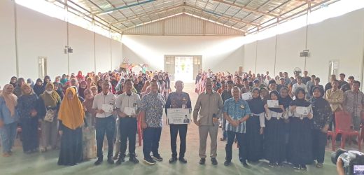 Prof. Furtasan Ali Yusuf Serahkan PIP kepada Siswa SMKN 1 Cilegon