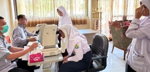 Baznas Cilegon Gandeng IROPIN Banten Gelar Bakti Sosial Pemeriksaan Mata dan Kacamata Gratis di SMPN 5