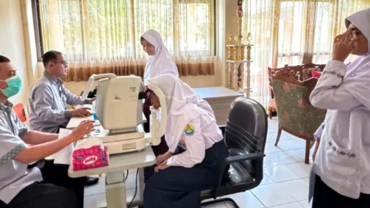 Baznas Cilegon Gandeng IROPIN Banten Gelar Bakti Sosial Pemeriksaan Mata dan Kacamata Gratis di SMPN 5