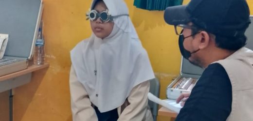 Baznas Cilegon Salurkan 500 Kacamata Gratis, Ratusan Siswa SMPN 6 Antusias Jalani Cek Mata