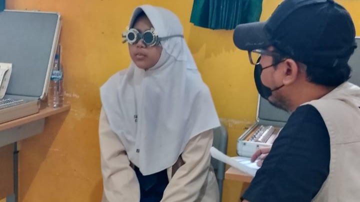 Baznas Cilegon Salurkan 500 Kacamata Gratis, Ratusan Siswa SMPN 6 Antusias Jalani Cek Mata