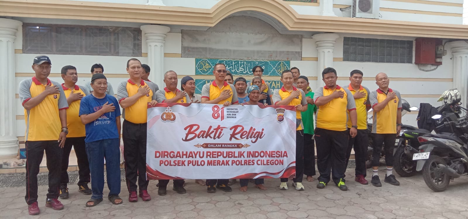 Bakti Religi Sambut HUT Bhayangkara ke-80, Polsek Pulomerak Bersih-bersih Masjid Al Hidayah